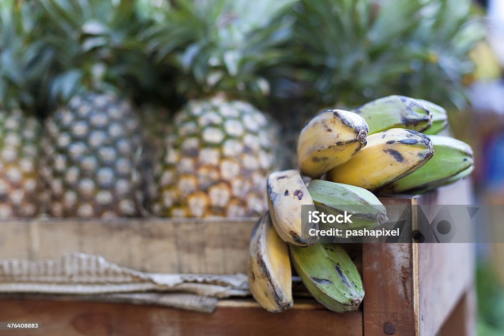 Banane ed ananas sul mercato - Foto stock royalty-free di Agricoltura