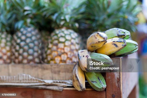 Banane Ed Ananas Sul Mercato - Fotografie stock e altre immagini di Agricoltura - Agricoltura, Alimentazione sana, Ambiente