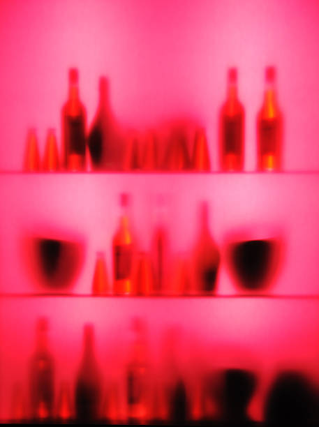 Abstrakt verschwommen vine Flaschen und Gläser auf Regal, pink color – Foto