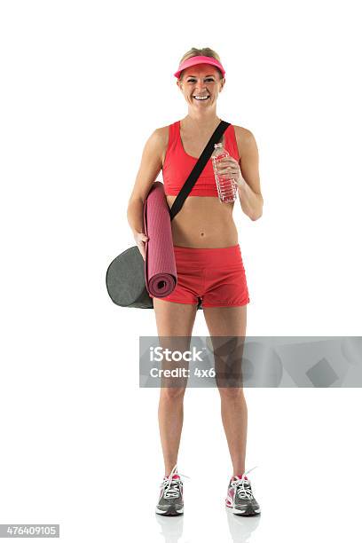 Atleta Feminina Com Tapete De Ginástica Gym Bag E - Fotografias de stock e mais imagens de 20-29 Anos - 20-29 Anos, Adulto, Aperfeiçoamento Pessoal