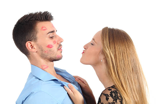 mulher tentando beijo um homem desesperadamente - groping - fotografias e filmes do acervo