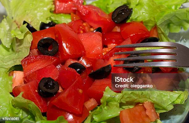 Deliciosa Salada Com Tomate E Azeitonas E Pimentos - Fotografias de stock e mais imagens de Alface