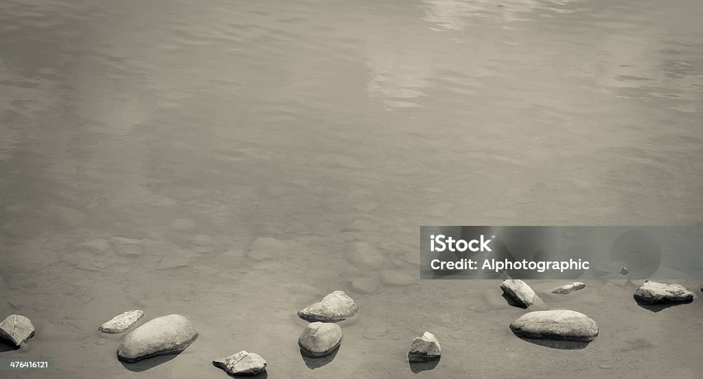 Monotone imagen de agua lado rocks - Foto de stock de Abstracto libre de derechos