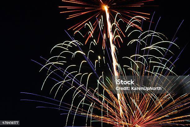 Foto de Vermelho Branco E Azul Com Fogos De Artifício e mais fotos de stock de 4 de Julho - 4 de Julho, Azul, Branco