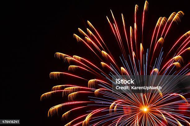 赤青と黄色の花火大会 - お祝いのストックフォトや画像を多数ご用意 - お祝い, アメリカ独立記念日, フェザー