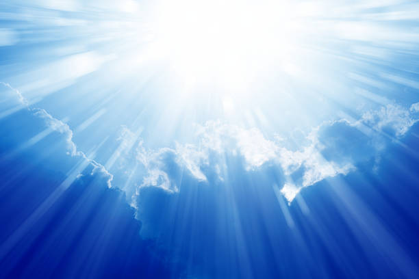 helle sonne und blauem himmel - gods rays fotos stock-fotos und bilder