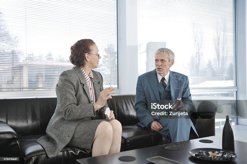 Zwei Kollegen, die eine Pause während der business-meeting mit Zigarette - Lizenzfrei Einsteigen Stock-Foto