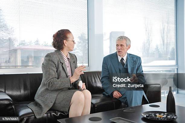 Zwei Kollegen Die Eine Pause Während Der Businessmeeting Mit Zigarette Stockfoto und mehr Bilder von Einsteigen