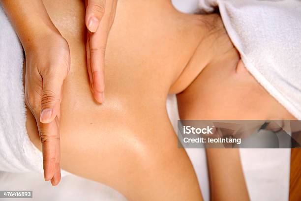 Asiatische Frau Erhalten Eine Massage Im Spa Stockfoto und mehr Bilder von Alternative Behandlungsmethode - Alternative Behandlungsmethode, Asiatischer und Indischer Abstammung, Chinesischer Abstammung