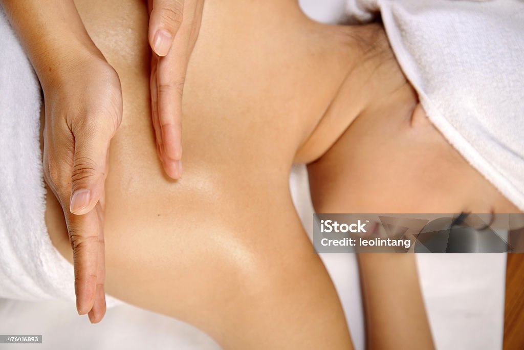 Azjatyckie kobiety masażu w Spa się - Zbiór zdjęć royalty-free (Azjaci)