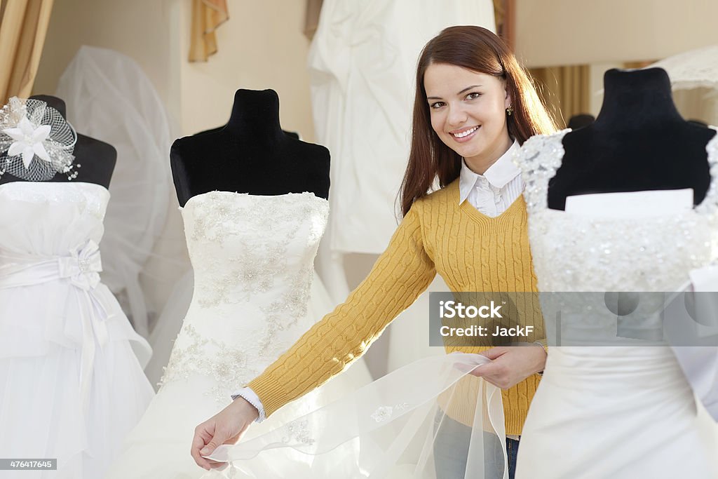 Sceglie l'abito da sposa sposa - Foto stock royalty-free di Abbigliamento