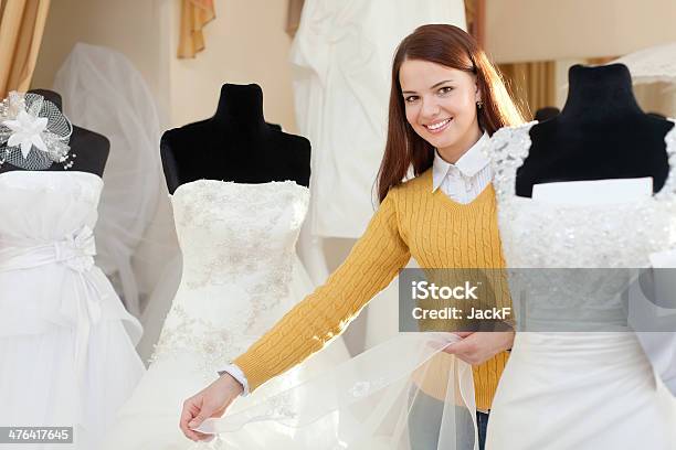 Sceglie Labito Da Sposa Sposa - Fotografie stock e altre immagini di Abbigliamento - Abbigliamento, Abbigliamento formale, Adulto