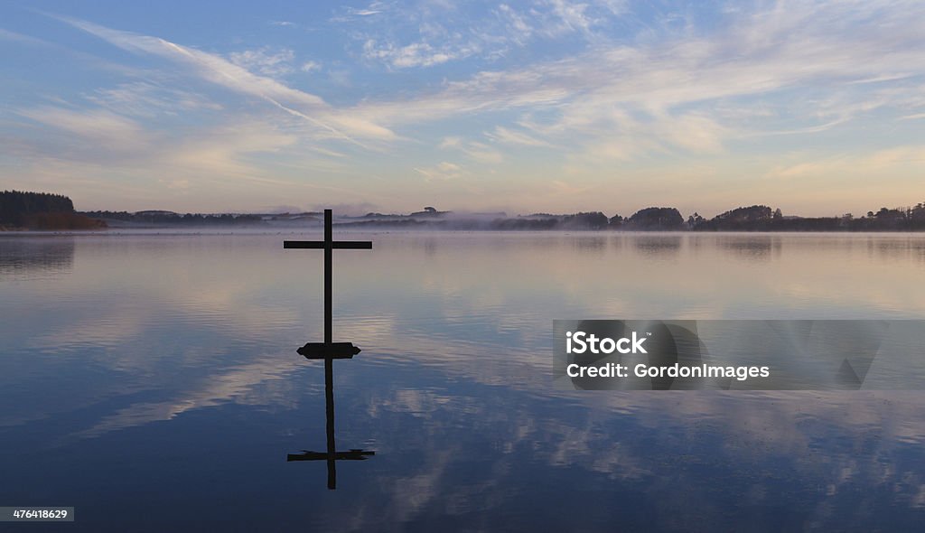 Отражение Озеро через - Стоковые фото Бог роялти-фри