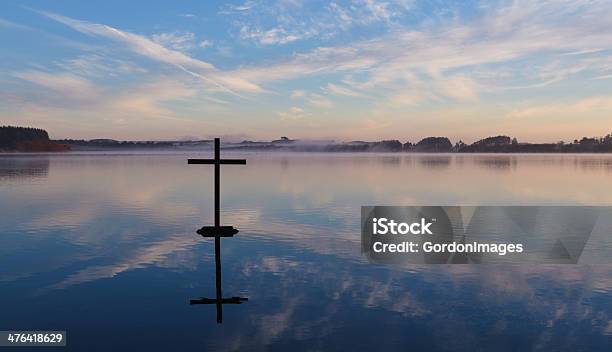 Отражение Озеро Через — стоковые фотографии и другие картинки Бог - Бог, В форме креста, Вода