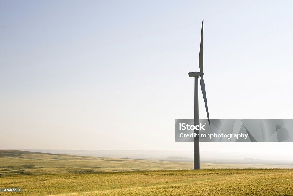 Molino de viento retroiluminado - Foto de stock de Aerogenerador libre de derechos