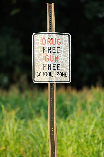 препарат и оружие бесплатный школа знак зона - gun free zone sign стоковые фото и изображения