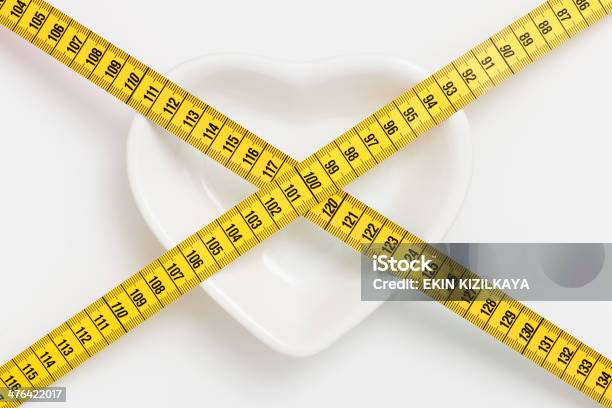Fita Métrica Em Forma De Coração De Placa - Fotografias de stock e mais imagens de Alimentação Saudável - Alimentação Saudável, Amarelo, Branco