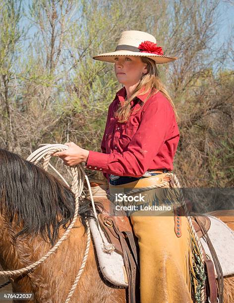 Cowgirl Con Lazo Sul Cavallo - Fotografie stock e altre immagini di Acqua - Acqua, Adulto, Albero