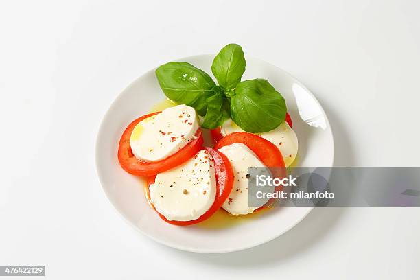 Ensalada Caprese Foto de stock y más banco de imágenes de Ensalada Caprese - Ensalada Caprese, Vista elevada, Aceite de oliva