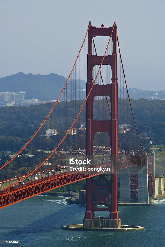 Ruch na Golden Gate Bridge South Tower - Zbiór zdjęć royalty-free (Ruch uliczny)