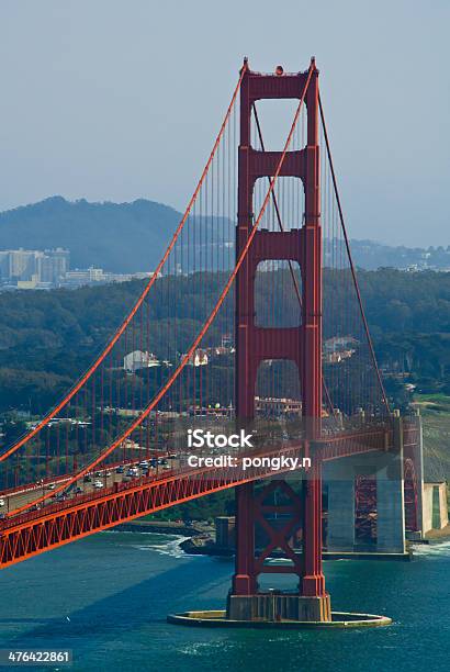 Ruch Na Golden Gate Bridge South Tower - zdjęcia stockowe i więcej obrazów Ruch uliczny - Ruch uliczny, Bez ludzi, Czerwony