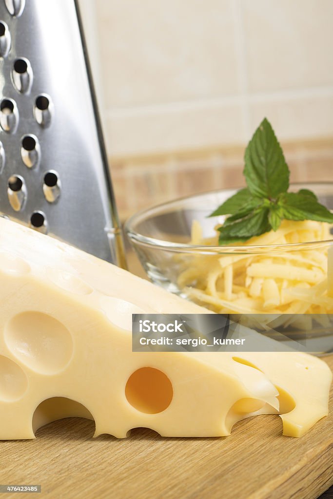 Gros plan de fromage râpé au Glass bowl - Photo de Acier inoxydable libre de droits