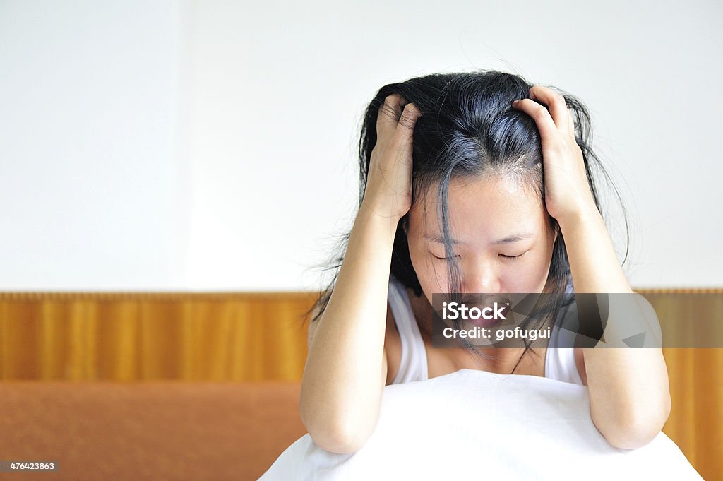 Triste jeune femme Se gratter la tête - Photo de Douleur libre de droits