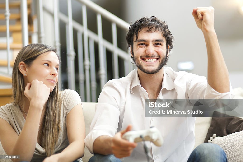 Jovem casal jogando videogames - Foto de stock de Adulto royalty-free