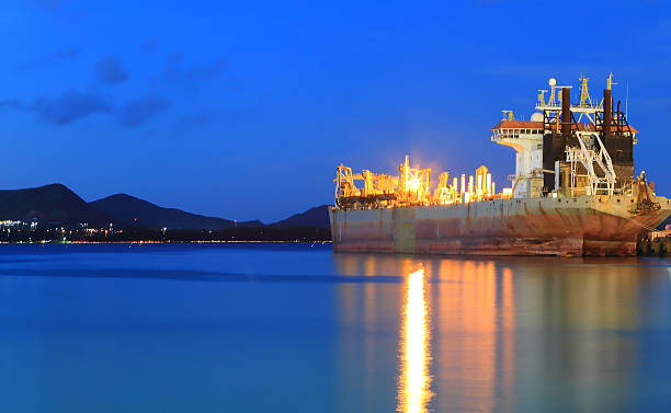 сумерки драга дождь кланяться - barge beach large blue стоковые фото и изображения