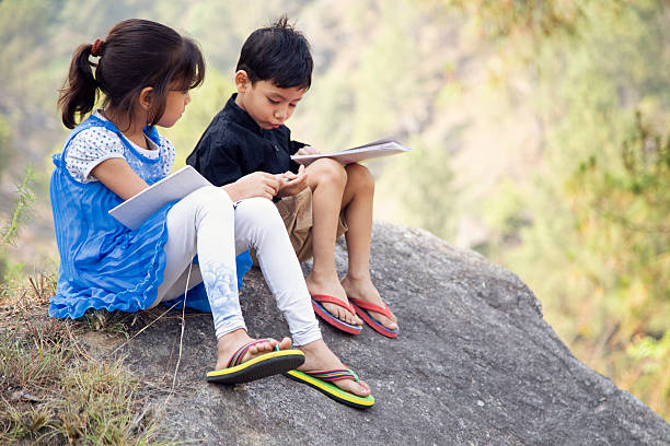 wieś dziewczynka i chłopiec studia na zewnątrz - india mountain child people zdjęcia i obrazy z banku zdjęć