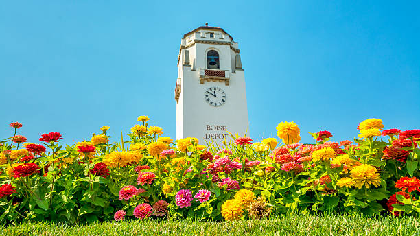 бойсе железнодорожного депо и красочные цветы - idaho boise summer flower стоковые фото и изображения