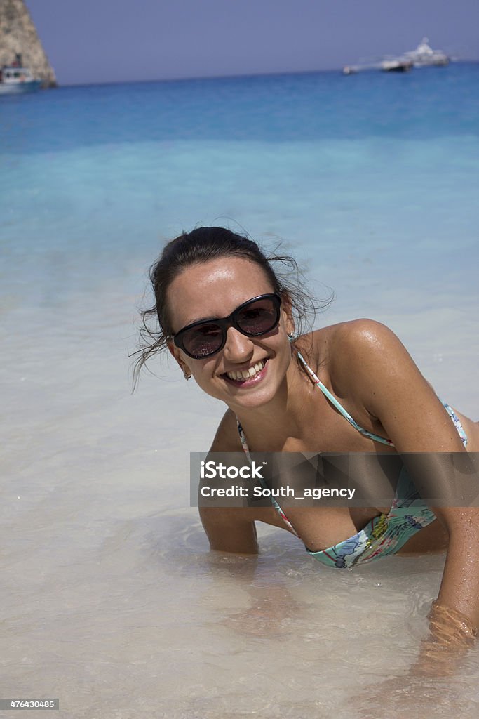 Mulher sorridente na praia tropical - Royalty-free Adulto Foto de stock