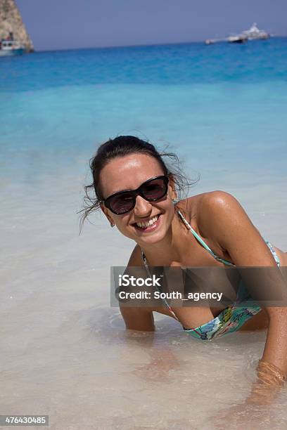 Mulher Sorridente Na Praia Tropical - Fotografias de stock e mais imagens de Adulto - Adulto, Ao Ar Livre, Apanhar Sol