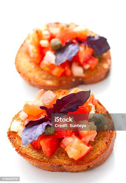 Foto de Bruschetta De Tomate E Cebola e mais fotos de stock de Alcaparra - Alcaparra, Alecrim, Alho