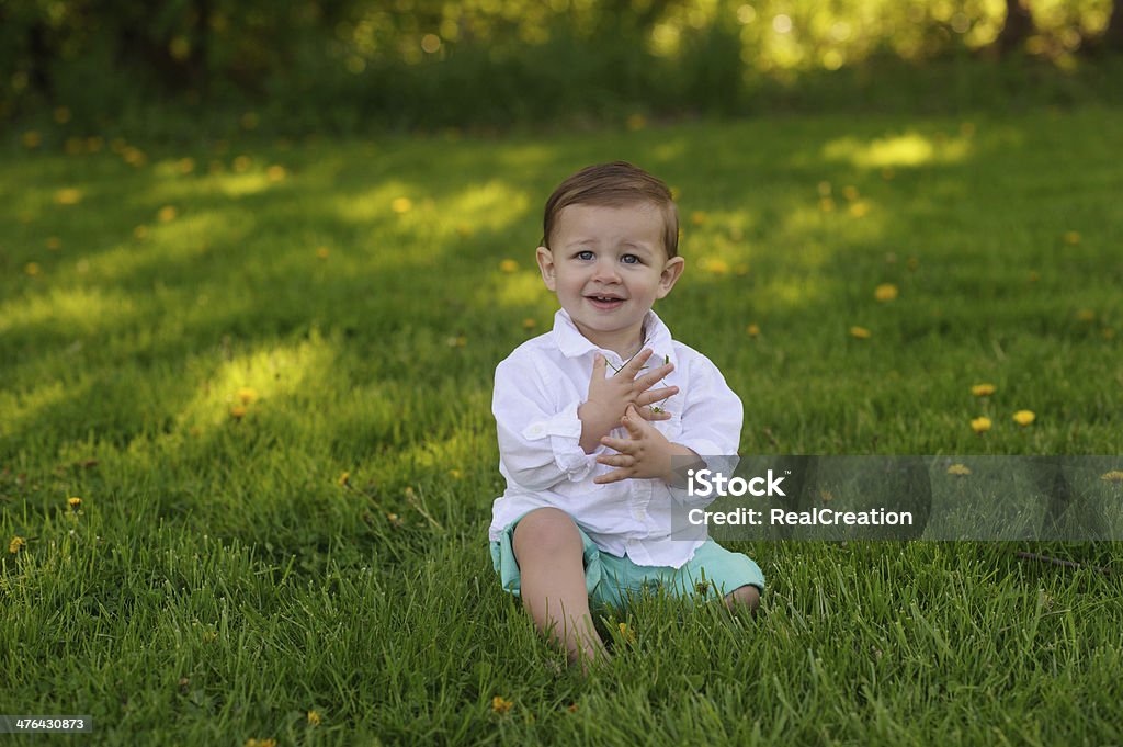 미소 아기 앉아 잔디 - 로열티 프리 12-23 개월 스톡 사진