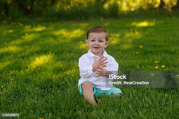 미소 아기 앉아 잔디 12-23 개월에 대한 스톡 사진 및 기타 이미지 - 12-23 개월, 귀여운, 미소