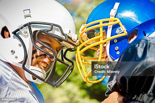 Contra Os Jogadores De Futebol Americano - Fotografias de stock e mais imagens de Cara a Cara - Cara a Cara, Empurrar - Atividade Física, Jogador de Futebol Americano