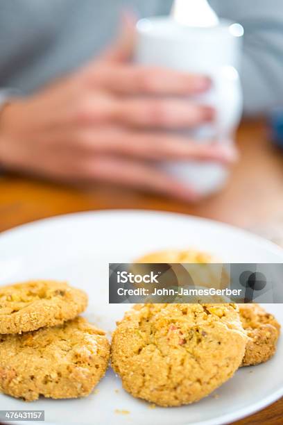 Foto de Cookies E Mulher Segurando Uma Xícara e mais fotos de stock de Adulto - Adulto, Amarelo, Assado no Forno