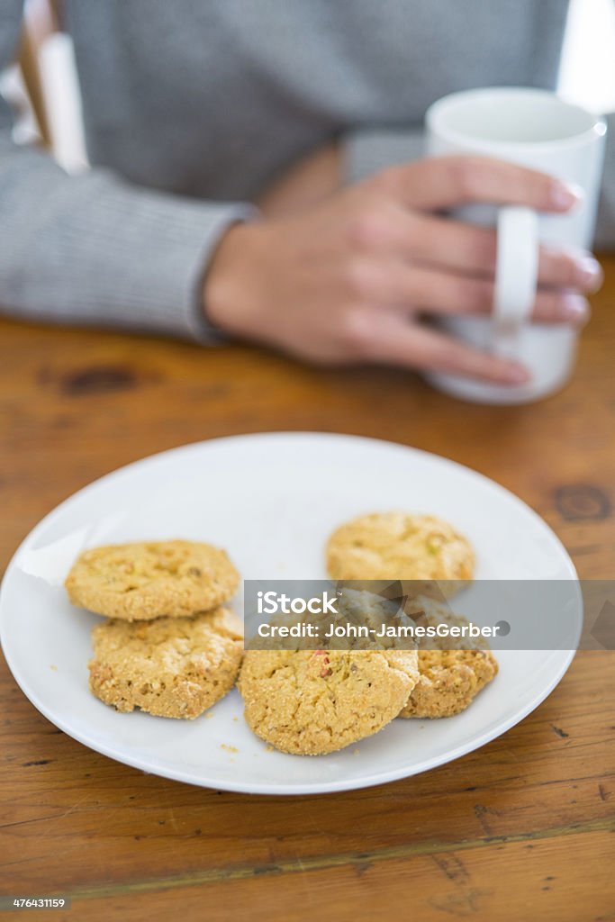 Cookie-файлы и Женщина держит чашку - Стоковые фото Белый роялти-фри