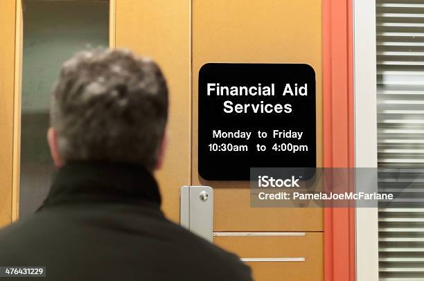 Foto de Estudante Em Pé Na Frente De Ajuda Financeira Serviços De Escritório e mais fotos de stock de Auxílio financeiro estudantil