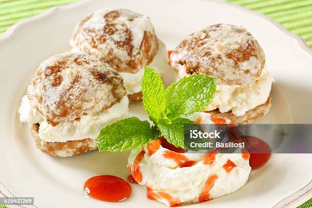 Pan De Jengibre Y Helados Foto de stock y más banco de imágenes de Al horno - Al horno, Azúcar en polvo, Blanco - Color