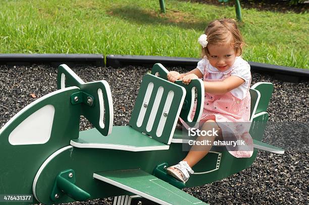 Bambino Ragazza Carina Sul Parco Giochi - Fotografie stock e altre immagini di 2-3 anni - 2-3 anni, Allegro, Altalena