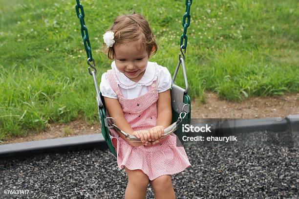 Menina Balançar - Fotografias de stock e mais imagens de 2-3 Anos - 2-3 Anos, Alegria, Andar de baloiço