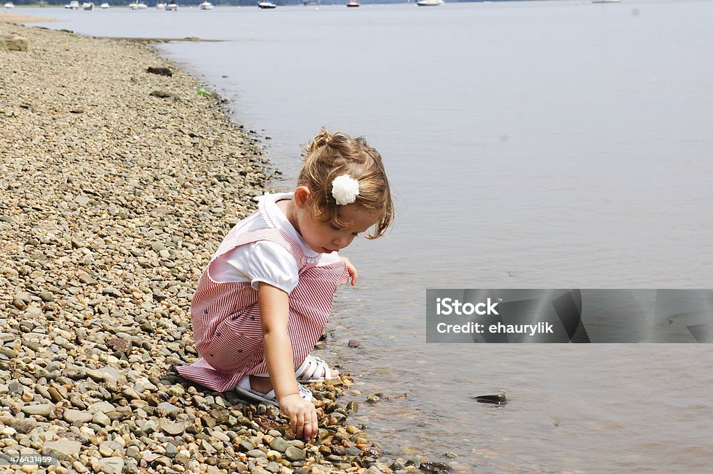 Linda niña bebé explorar la naturaleza es - Foto de stock de 12-17 meses libre de derechos