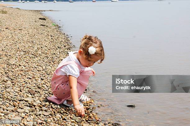 Linda Niña Bebé Explorar La Naturaleza Es Foto de stock y más banco de imágenes de 12-17 meses - 12-17 meses, Actividades recreativas, Agua