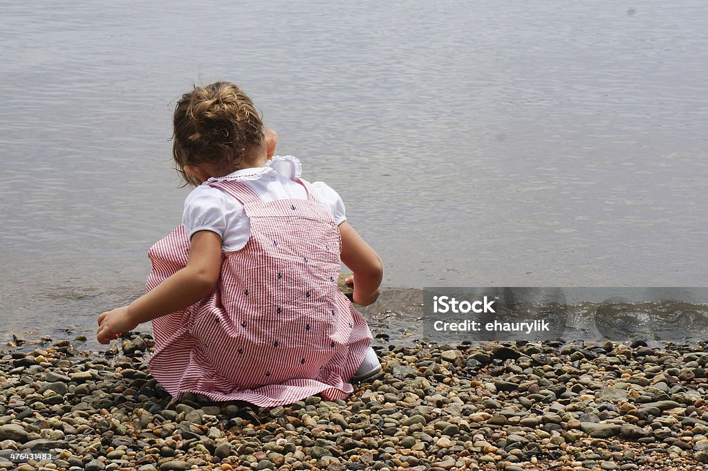 Lindo Bebê Menina está explorando a natureza - Foto de stock de 12-17 meses royalty-free