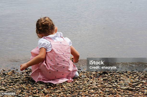 Foto de Lindo Bebê Menina Está Explorando A Natureza e mais fotos de stock de 12-17 meses - 12-17 meses, Alegria, Aprender