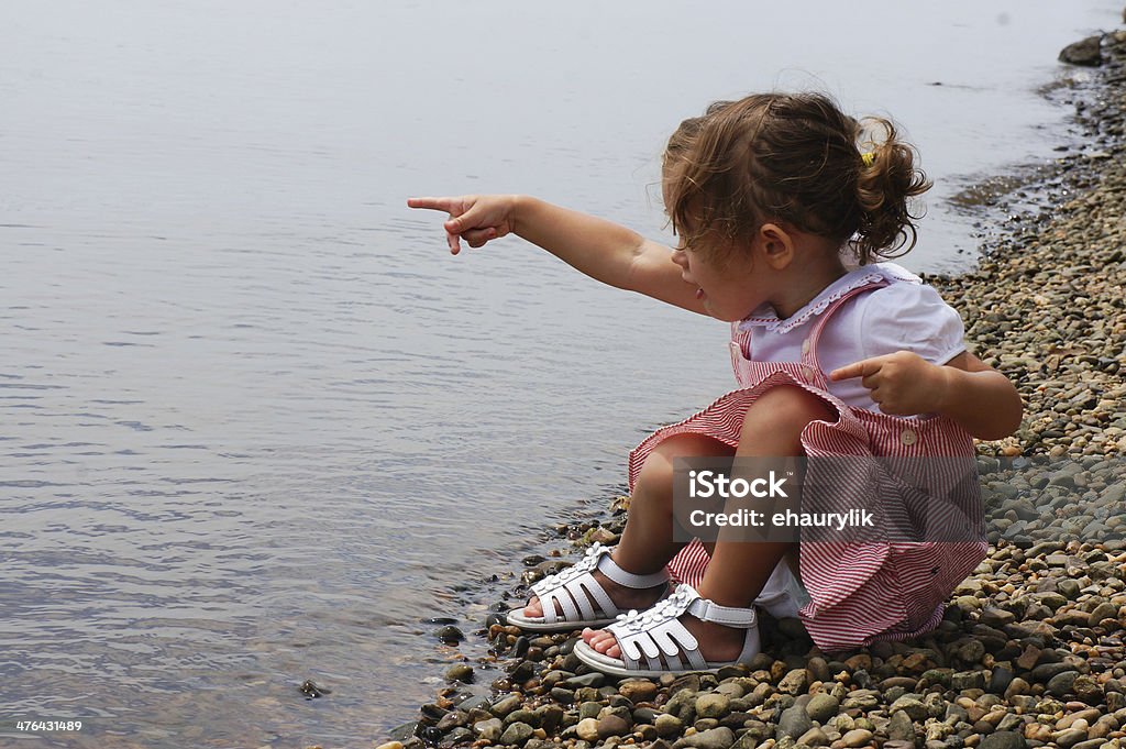 Linda niña bebé explorar la naturaleza es - Foto de stock de 12-17 meses libre de derechos