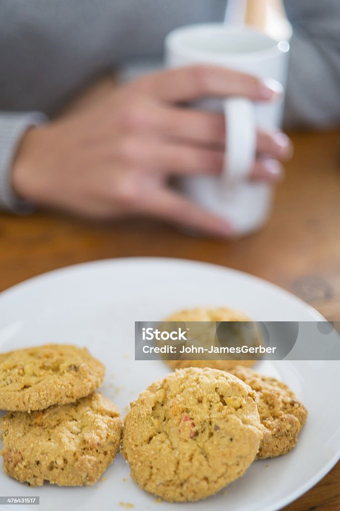 Cookie e donna con una tazza di caffè - Foto stock royalty-free di Adulto