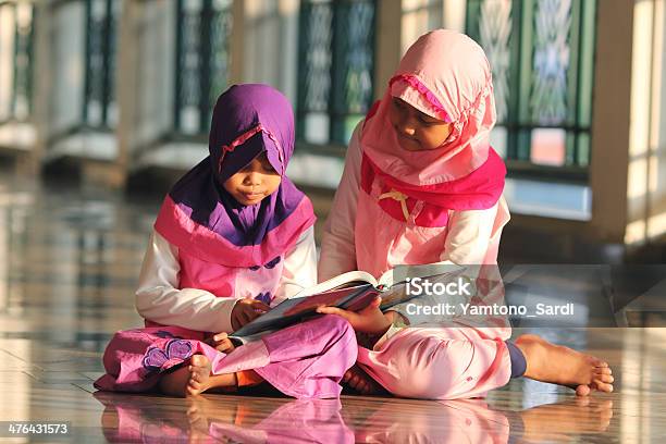 Lettura Sacro Corano - Fotografie stock e altre immagini di Indonesia - Indonesia, Hijab, Bambine femmine